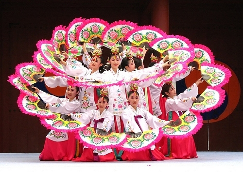 Promoting culture of South Korean in Viet Nam - Ảnh 1.