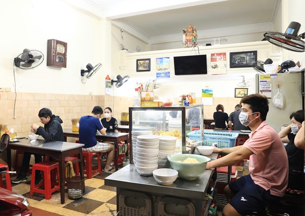 Capital lifts 9pm ban on dine-in food, beverage venues - Ảnh 1.