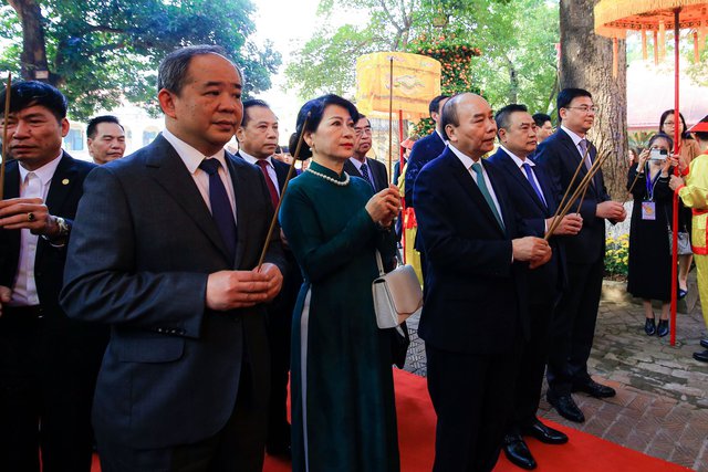 State President offers incense at Kinh Thien Palace - Ảnh 1.