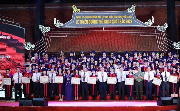 Ninety-six university valedictorians honored  - Ảnh 1.