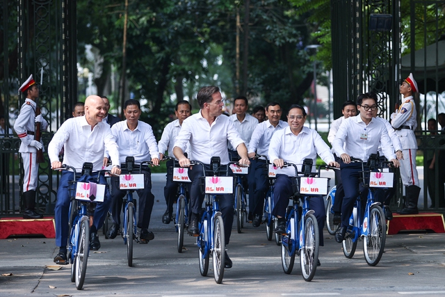 Vietnamese and Dutch PMs take part in cycling tour around streets - Ảnh 1. Vietnamese and Dutch PMs take part in cycling tour around streets - Ảnh 1.