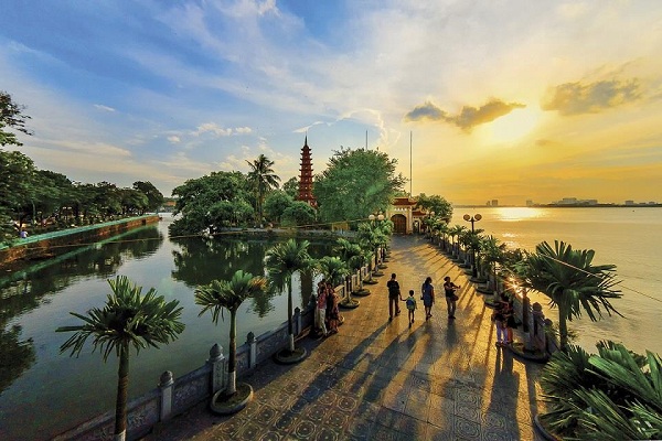 Tourism sector serves for 5.9 million visitors in January-March period - Ảnh 1.