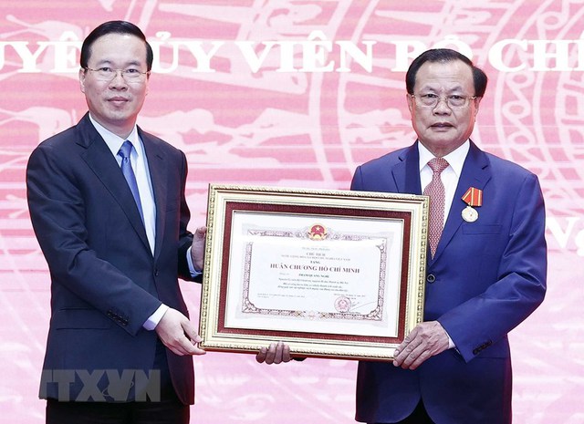 President hails local efforts in national defense strategy - Ảnh 1.