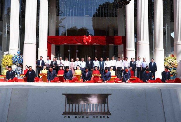 5,000 square-metre Ho Guom Opera House opens - Ảnh 1.