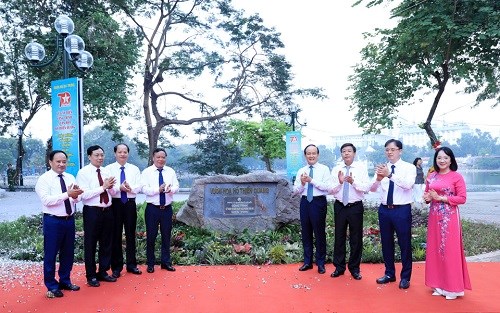 Plaque for Thien Quang lake flower garden launched - Ảnh 1.