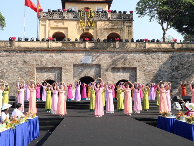 Capital marks 70th Liberation Day with long dress extravaganza- Ảnh 1.