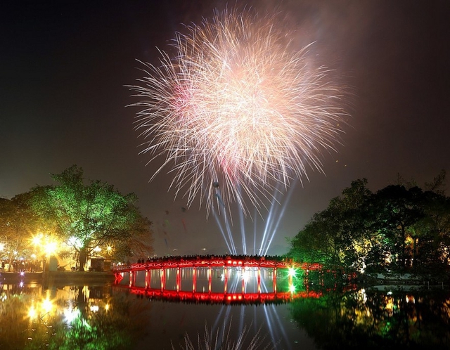 Fireworks to light up skies over two cities on New Year’s Eve- Ảnh 1.