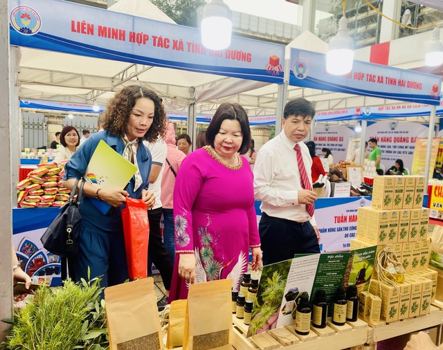 OCOP product week attracts locals and foreigners- Ảnh 1.