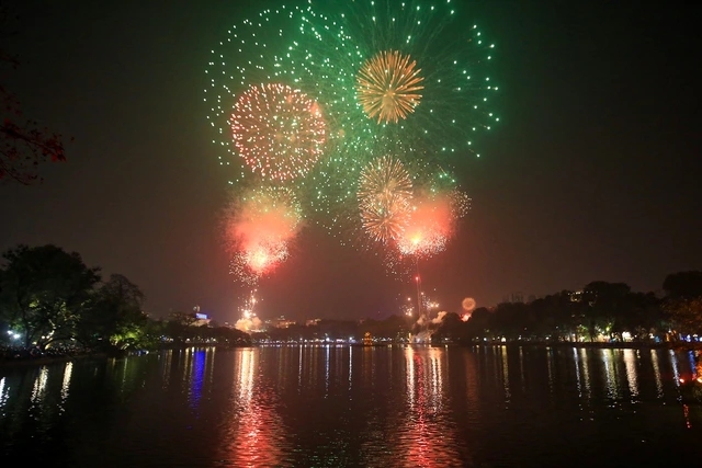 Ha Noi to hold fireworks displays at one location on 70th Liberation Anniversary  - Ảnh 1.