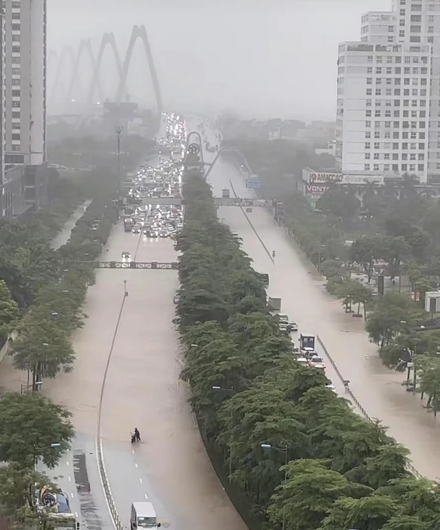 Heavy rains and serious floods disrupt traffic - Ảnh 1.