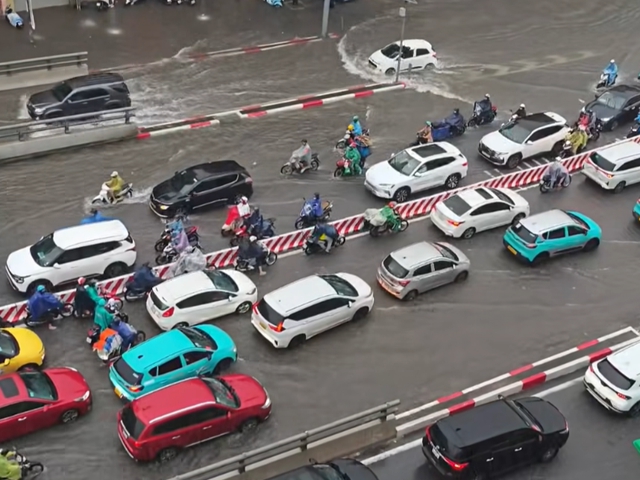 Heavy rains and serious floods disrupt traffic - Ảnh 2.