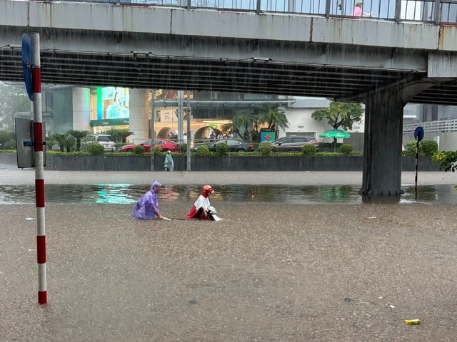 Heavy rains and serious floods disrupt traffic - Ảnh 3.