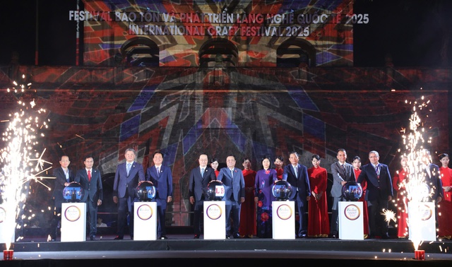 Ha Noi hosts international festival celebrating craft village conservation and creativity- Ảnh 1.