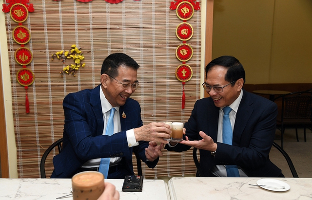 Photos: Thai FM visits Ha Noi's imperial citadel- Ảnh 5.