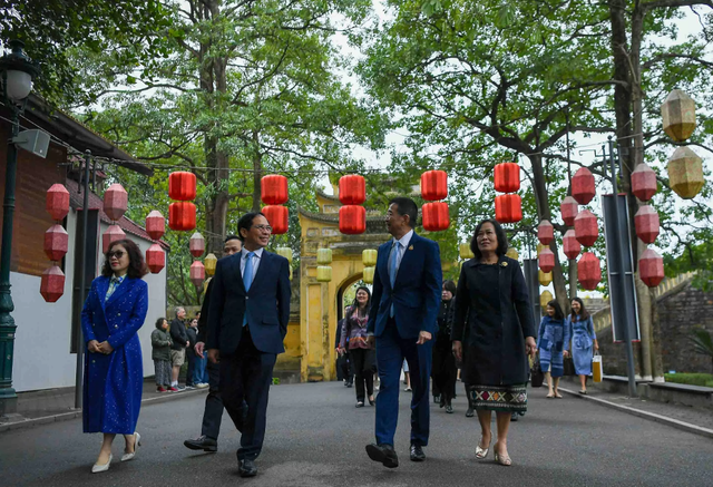 Photos: Thai FM visits Ha Noi's imperial citadel- Ảnh 1.