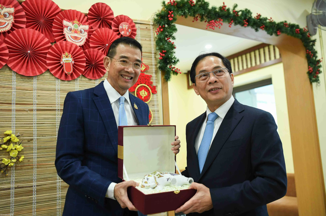 Photos: Thai FM visits Ha Noi's imperial citadel- Ảnh 6.