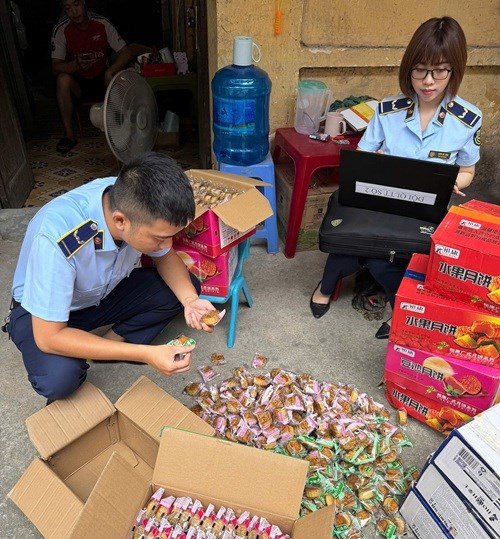 Ha Noi cracks down on 500 smuggling cases in September- Ảnh 2.