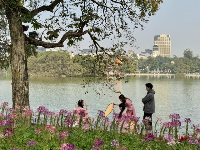 Ha Noi accelerates climate change response, aiming toward a sustainable green city- Ảnh 1.