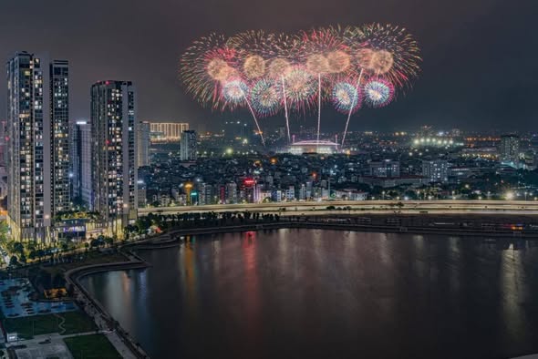 Ha Noi to stage fireworks for Viet Nam Culture Day - Ảnh 1.