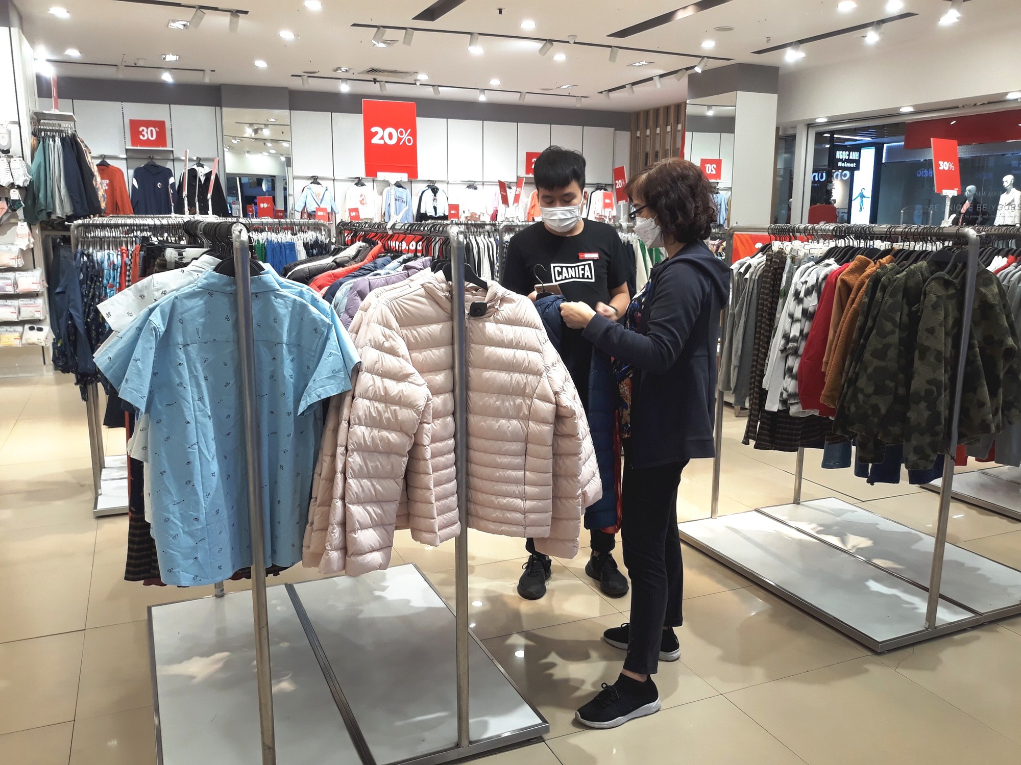 Săn sale áo khoác cuối năm Uniqlo giảm giá sốc bất ngờ có hãng giảm giá  áo dạ chỉ 599k  Thời trang  Việt Giải Trí