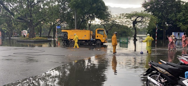 Xác định nhiều nhiệm vụ chống úng ngập để không còn vấn đề “nóng” khi mưa lớn - Ảnh 2.