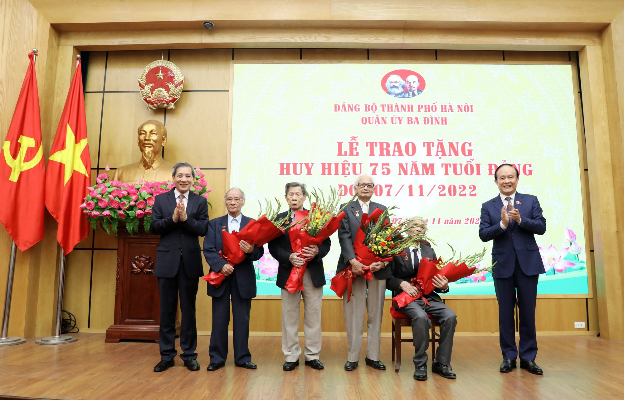 Huy hiệu Đảng là biểu tượng truyền thống của Đảng Cộng sản Việt Nam và được trao cho các cán bộ cách mạng. Hãy cùng xem các hình ảnh về huy hiệu Đảng và các cán bộ cách mạng mang đầu số 07 để cảm nhận sự kiêu hãnh và tinh thần yêu nước của họ.