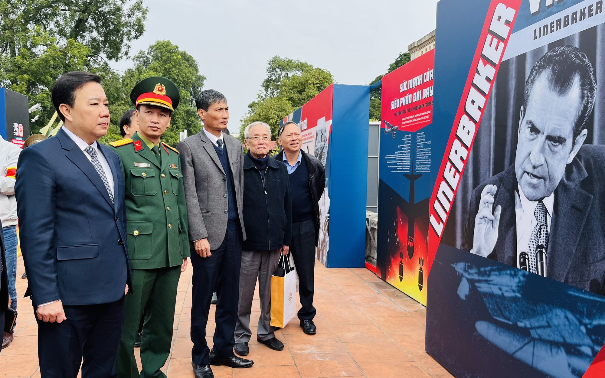 Triển lãm “ Từ mặt đất đến bầu trời”: Ôn lại truyền thống cách mạng hào hùng của dân tộc