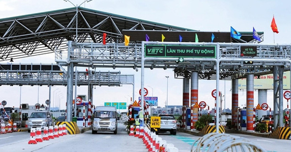 Hà Nội khẩn trương dán thẻ định danh ô tô để thu phí không dừng - Ảnh 1.