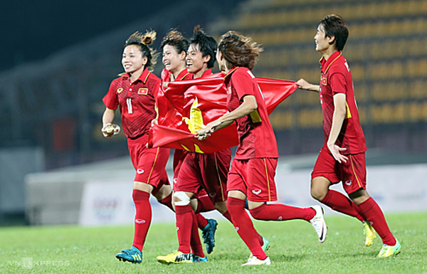 Tặng thưởng cho thành viên đội Bóng đá nữ Hà Nội 1 tỷ đồng - Ảnh 1.