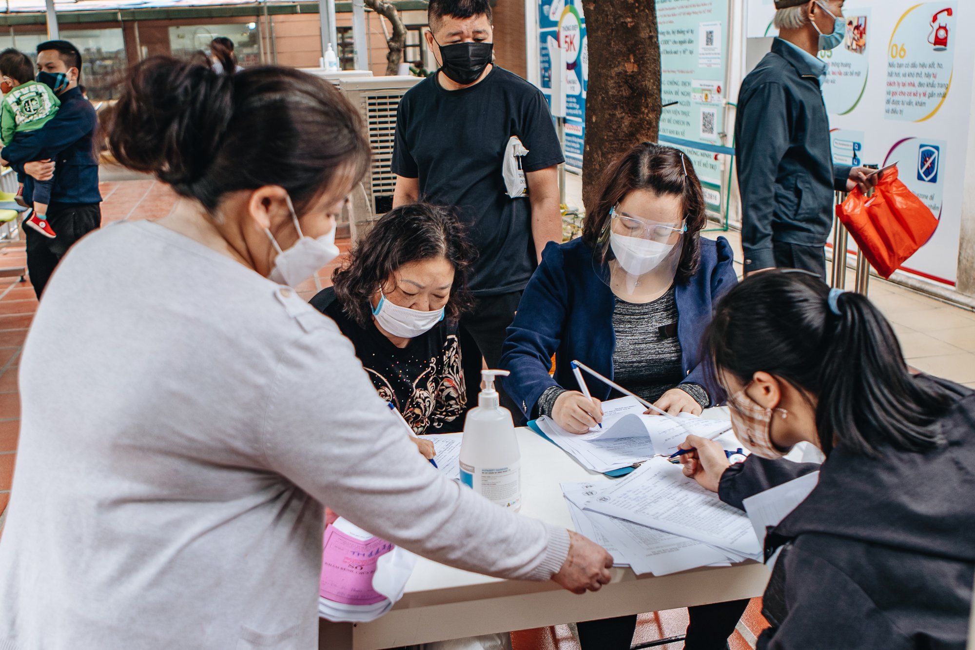 Ngày 6/4, Hà Nội tiếp tục giảm hơn 1,1 nghìn ca mắc COVID-19 - Ảnh 1.