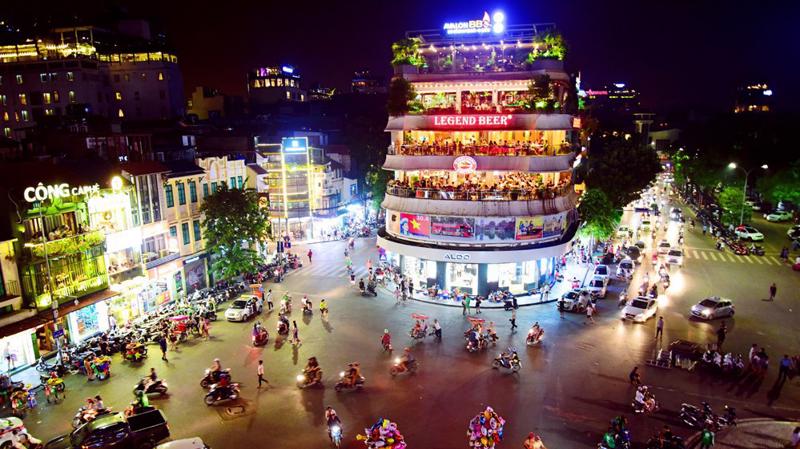 Sản phẩm du lịch đêm - Hành trình khám phá vẻ đẹp rực rỡ của thành phố đèn đỏ Sài Gòn khi trời tối. Dòng xe êm đềm lướt qua phố phường, ánh đèn lung linh bao trùm thành phố, vị ngọt ngào của cà phê đêm mang lại những trải nghiệm tuyệt vời. Ảnh đẹp đang chờ bạn khám phá.