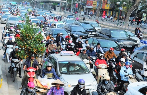 Chống ùn tắc giao thông dịp cuối năm ở Hà Nội- Ảnh 1.