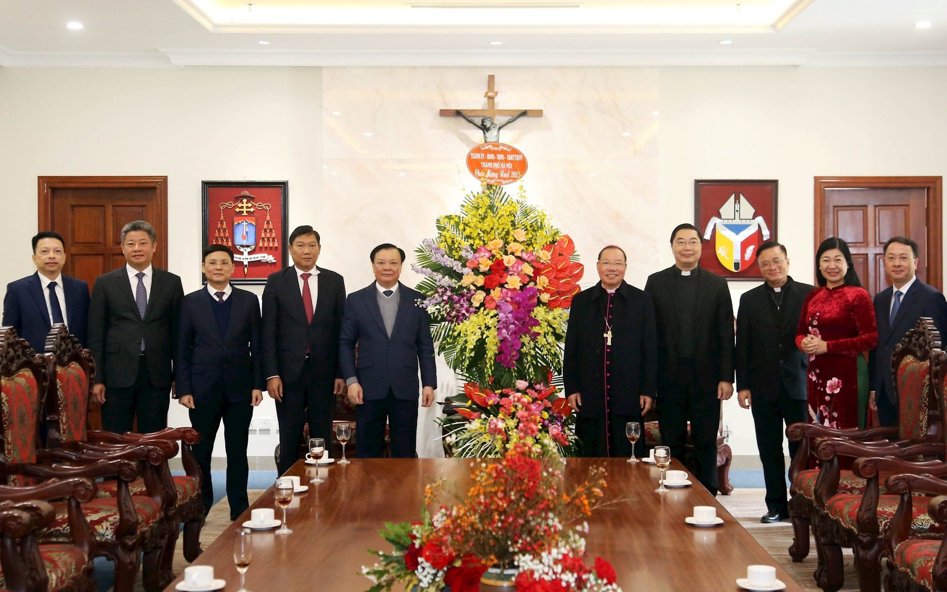 Bí thư Thành ủy Hà Nội Đinh Tiến Dũng thăm, chúc mừng Tòa Tổng Giám mục Hà Nội