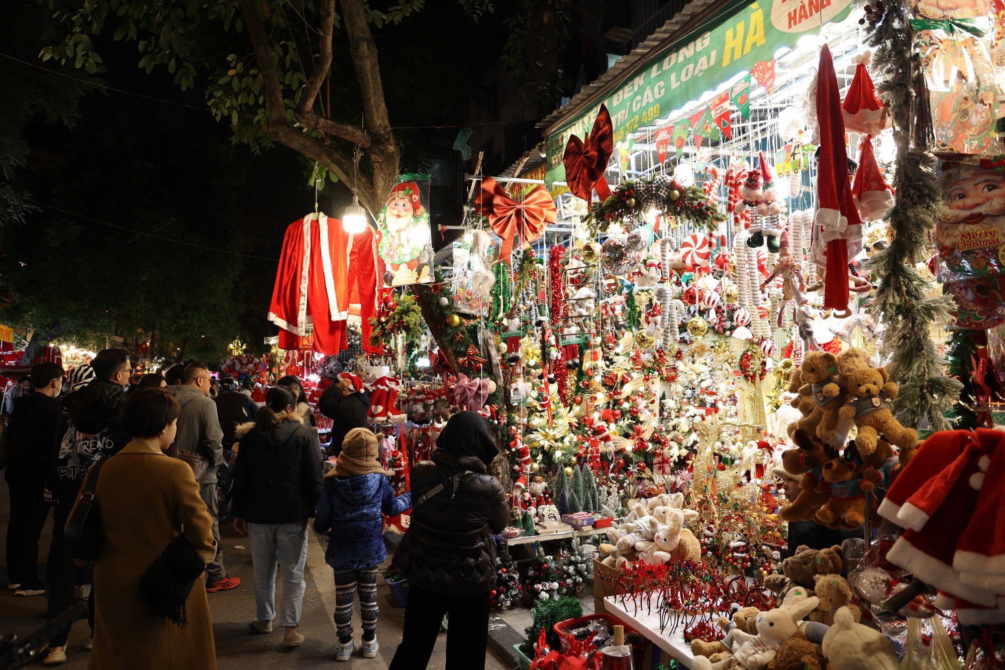 Không khí giáng sinh nhộn nhịp trên phố cổ Hà Nội
