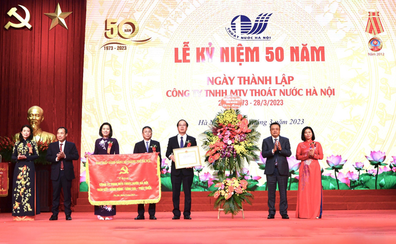 Nỗ lực khơi dòng nước trong xanh, thầm lặng xây dựng Thủ đô - Ảnh 1. Nỗ lực khơi dòng nước trong xanh, thầm lặng xây dựng Thủ đô - Ảnh 1.