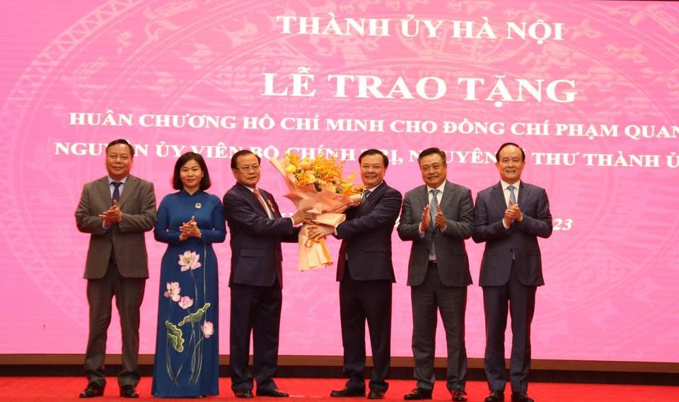 Trao tặng Huân chương Hồ Chí Minh cho nguyên Bí thư Thành ủy Hà Nội Phạm Quang Nghị  - Ảnh 2.