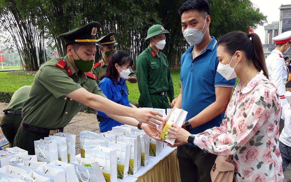 Hà Nội tặng quà cho du khách thăm Lăng Bác trong ngày 30/4-1/5