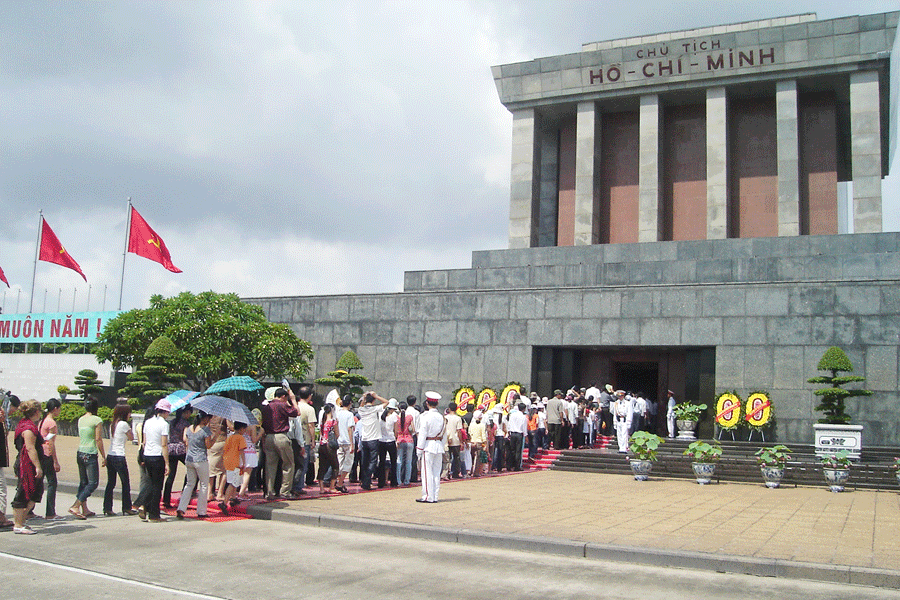 Hơn 52 nghìn lượt khách vào Lăng viếng Bác trong 3 ngày nghỉ lễ - Ảnh 1. Hơn 52 nghìn lượt khách vào Lăng viếng Bác trong 3 ngày nghỉ lễ - Ảnh 1.