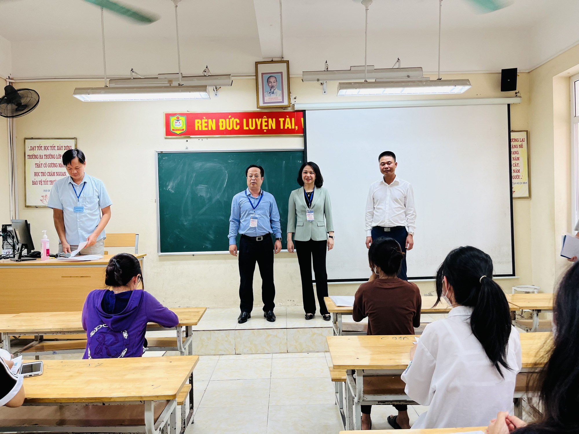 Hà Nội: Động viên thí sinh tự tin bước vào kỳ thi tốt nghiệp THPT - Ảnh 1.