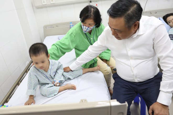 Chủ tịch Hà Nội rút ngắn chuyến công tác nước ngoài, tới thăm nạn nhân vụ cháy chung cư mini - Ảnh 2.