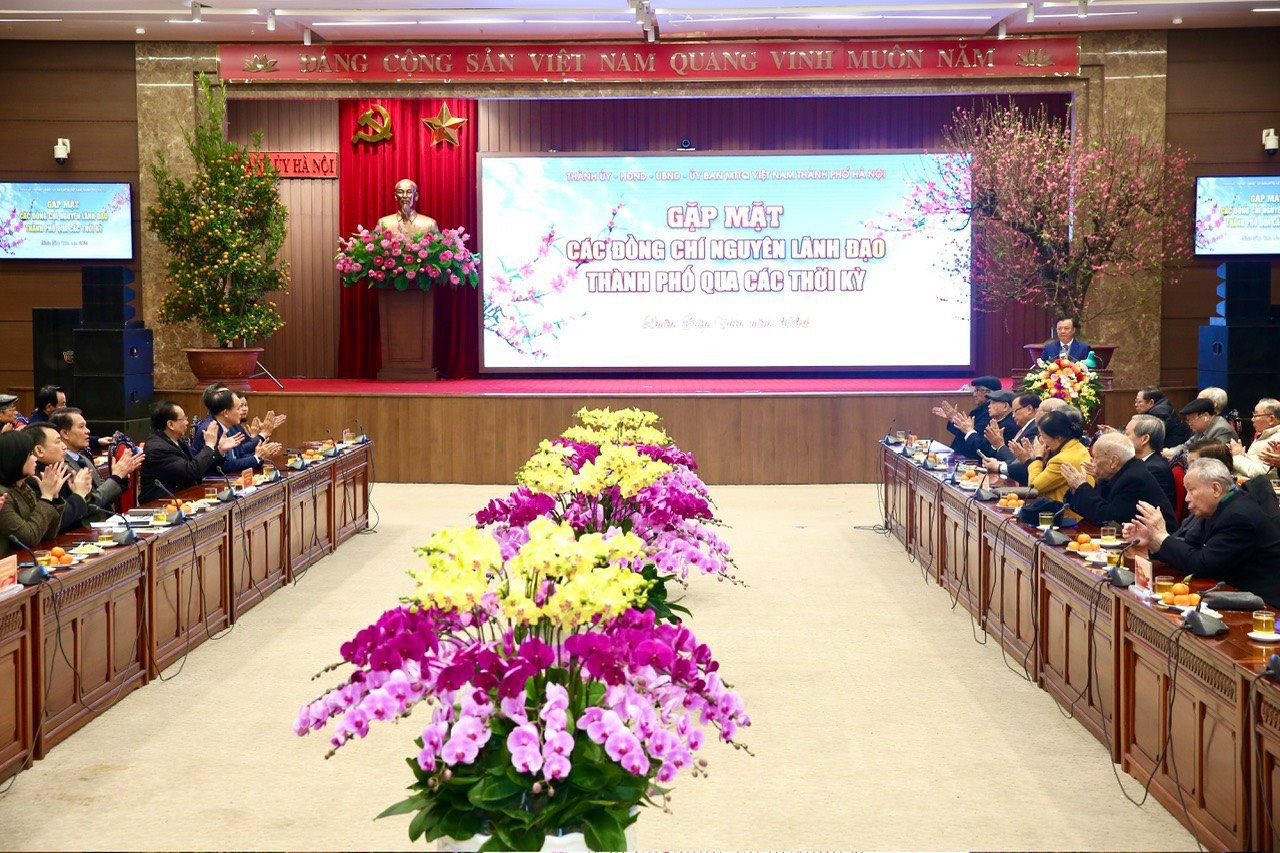 Thành ủy Hà Nội gặp mặt nguyên lãnh đạo Thành phố qua các thời kỳ- Ảnh 1. Thành ủy Hà Nội gặp mặt nguyên lãnh đạo Thành phố qua các thời kỳ- Ảnh 1.