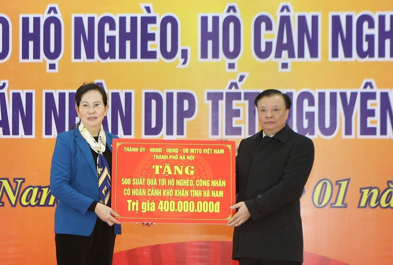 Bí thư Thành ủy Hà Nội thăm, tặng quà hộ nghèo, người lao động tại Hà Nam, Ninh Bình- Ảnh 1.