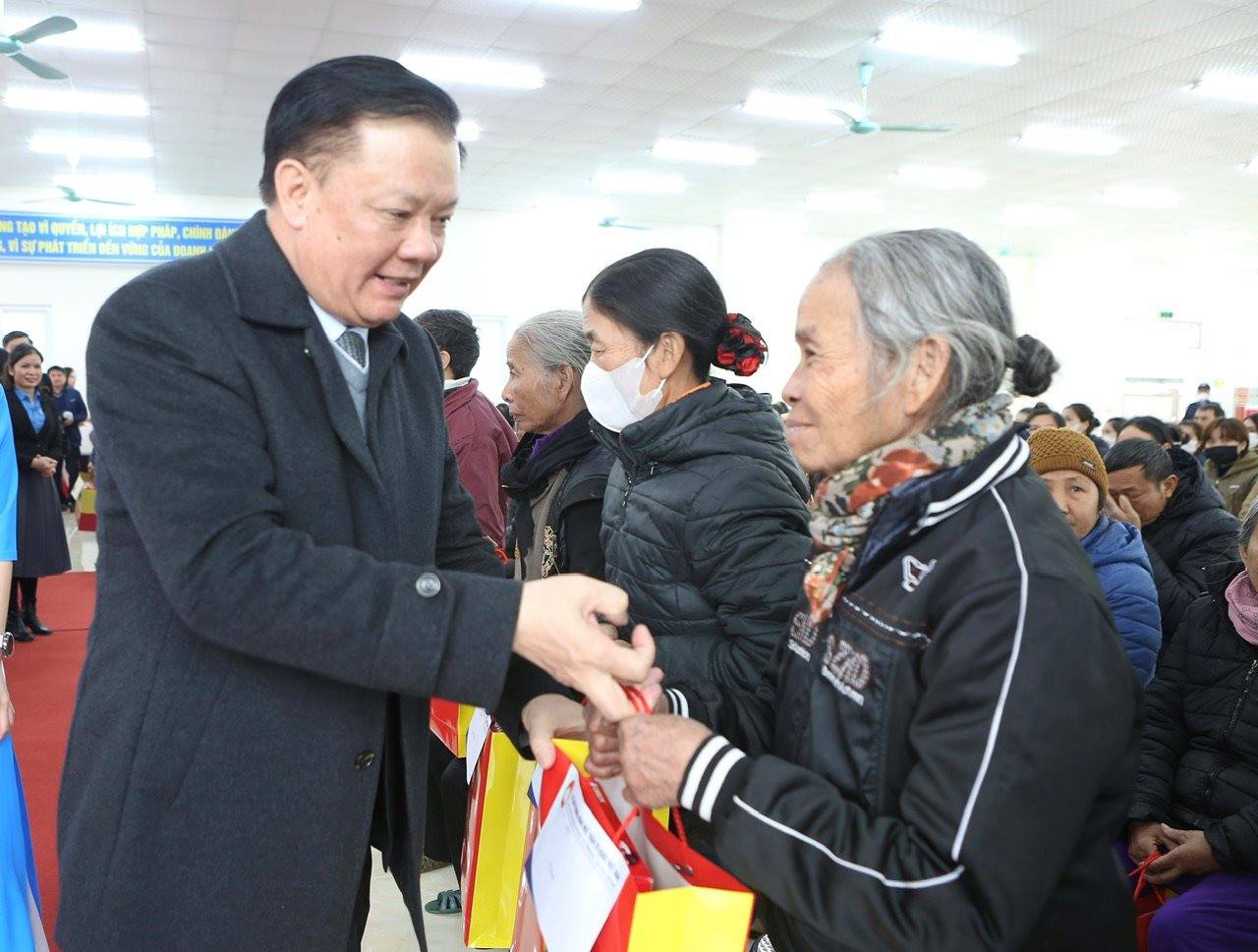 Bí thư Thành ủy Hà Nội thăm, tặng quà hộ nghèo, người lao động tại Hà Nam, Ninh Bình- Ảnh 3.