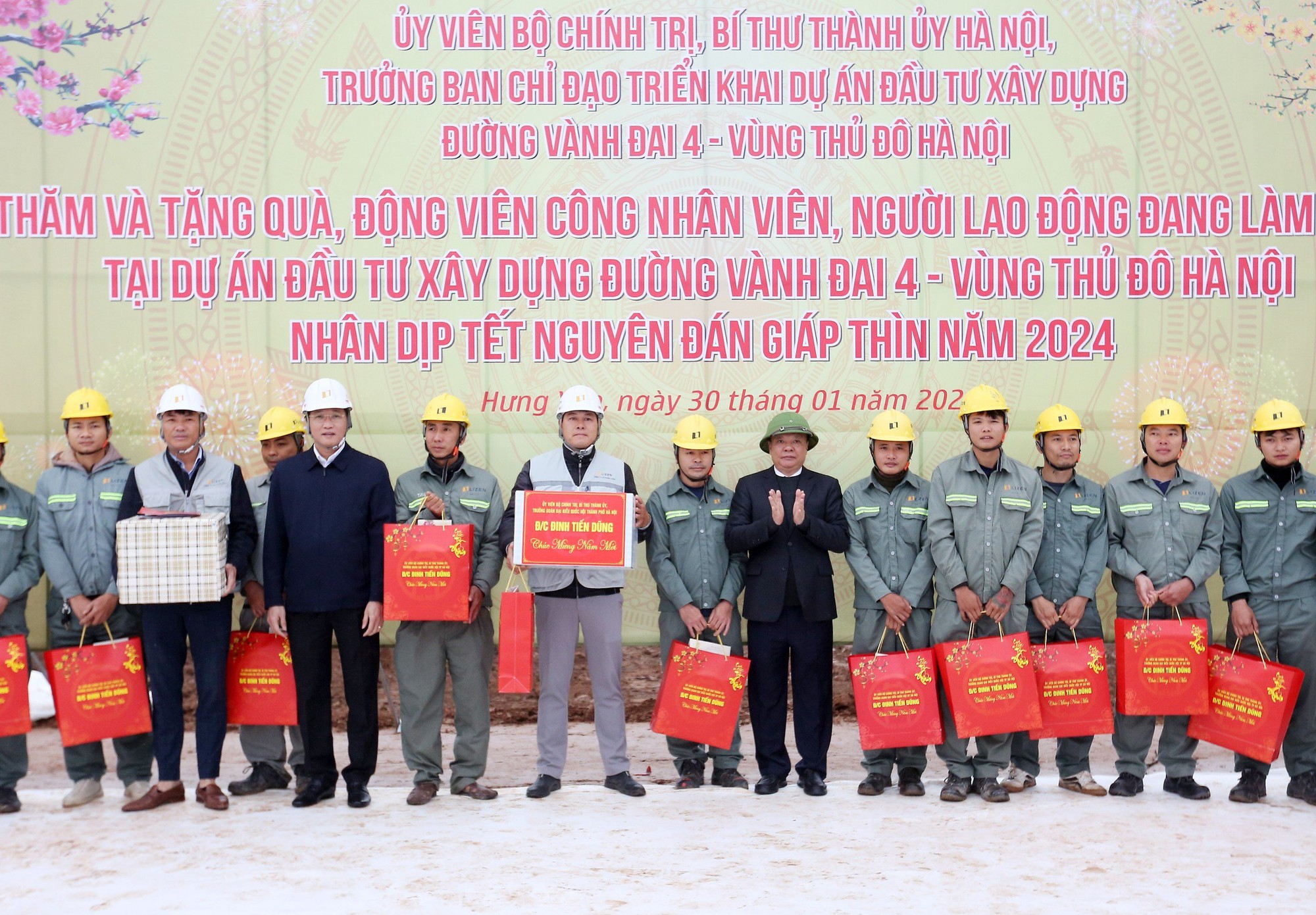 Bí thư Thành ủy Hà Nội đến thăm, tặng quà công nhân thi công dự án Vành đai 4- Ảnh 2.