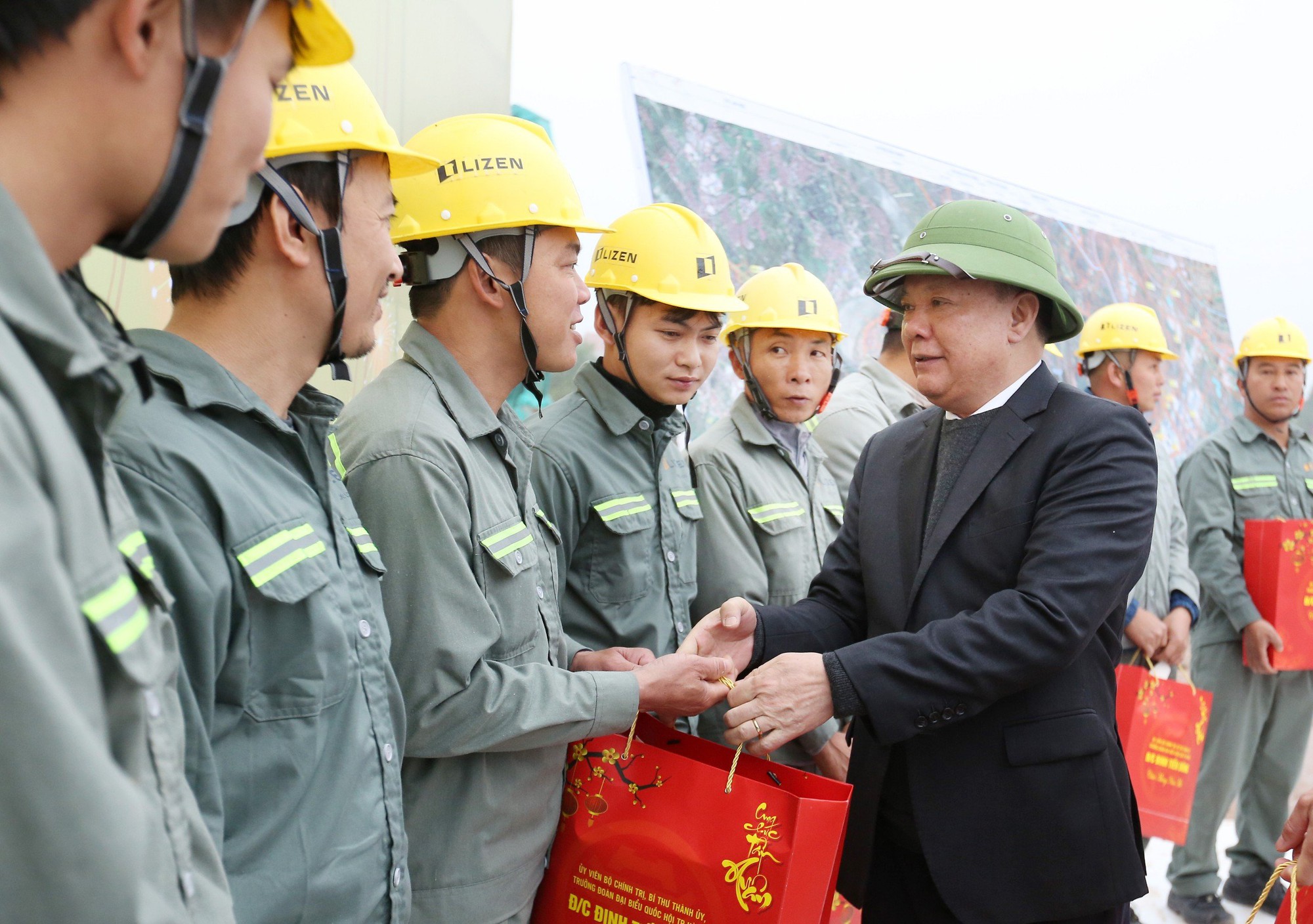Bí thư Thành ủy Hà Nội đến thăm, tặng quà công nhân thi công dự án Vành đai 4- Ảnh 1.