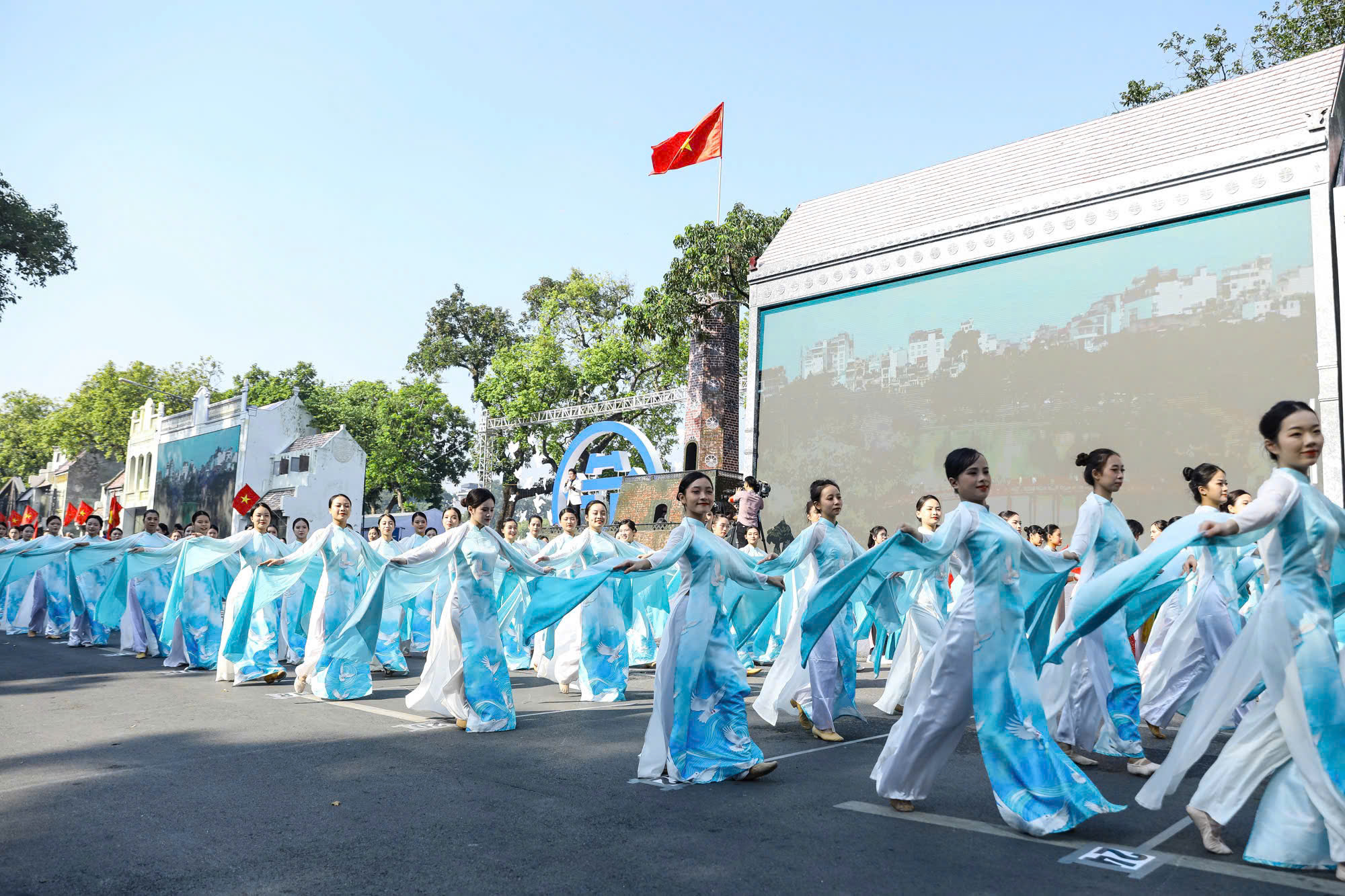 Hà Nội đang bừng sáng lên với tư thế mới, diện mạo mới, sức sống mới- Ảnh 2.