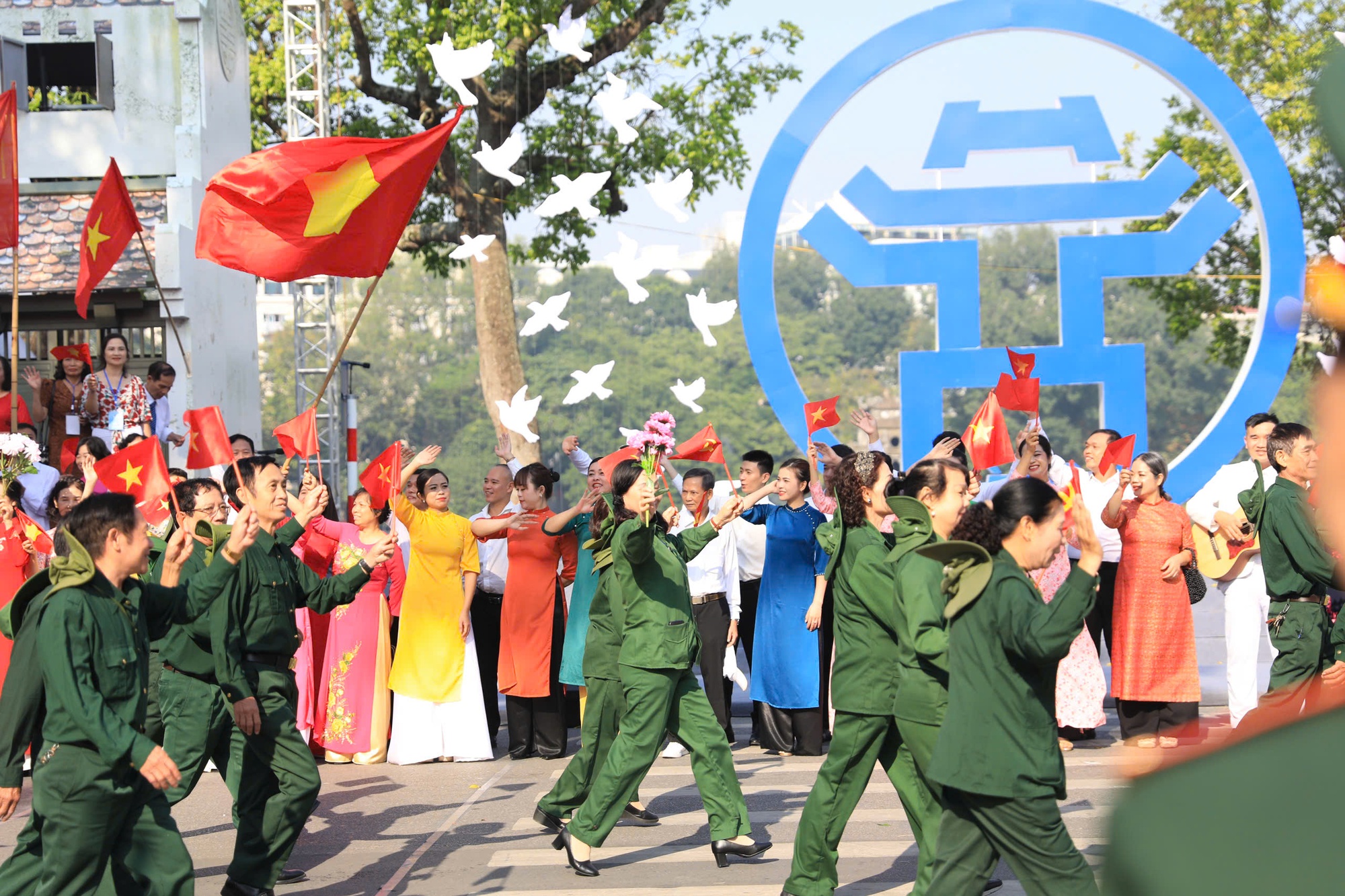 Người dân hân hoan trong ‘Ngày hội Văn hóa vì hòa bình’- Ảnh 2.