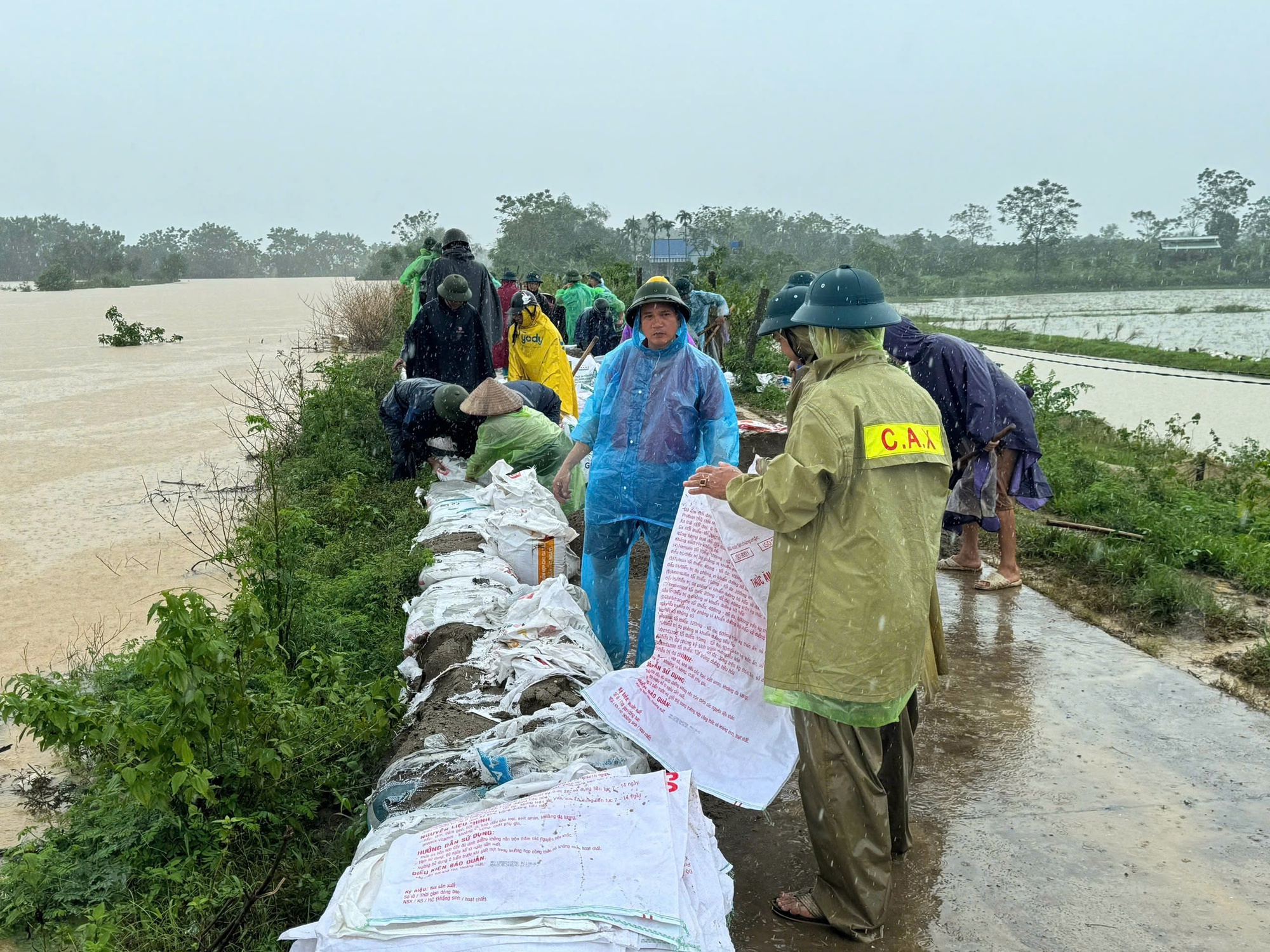 Công bố tình huống khẩn cấp sạt lở các tuyến đê tại huyện Chương Mỹ- Ảnh 1.