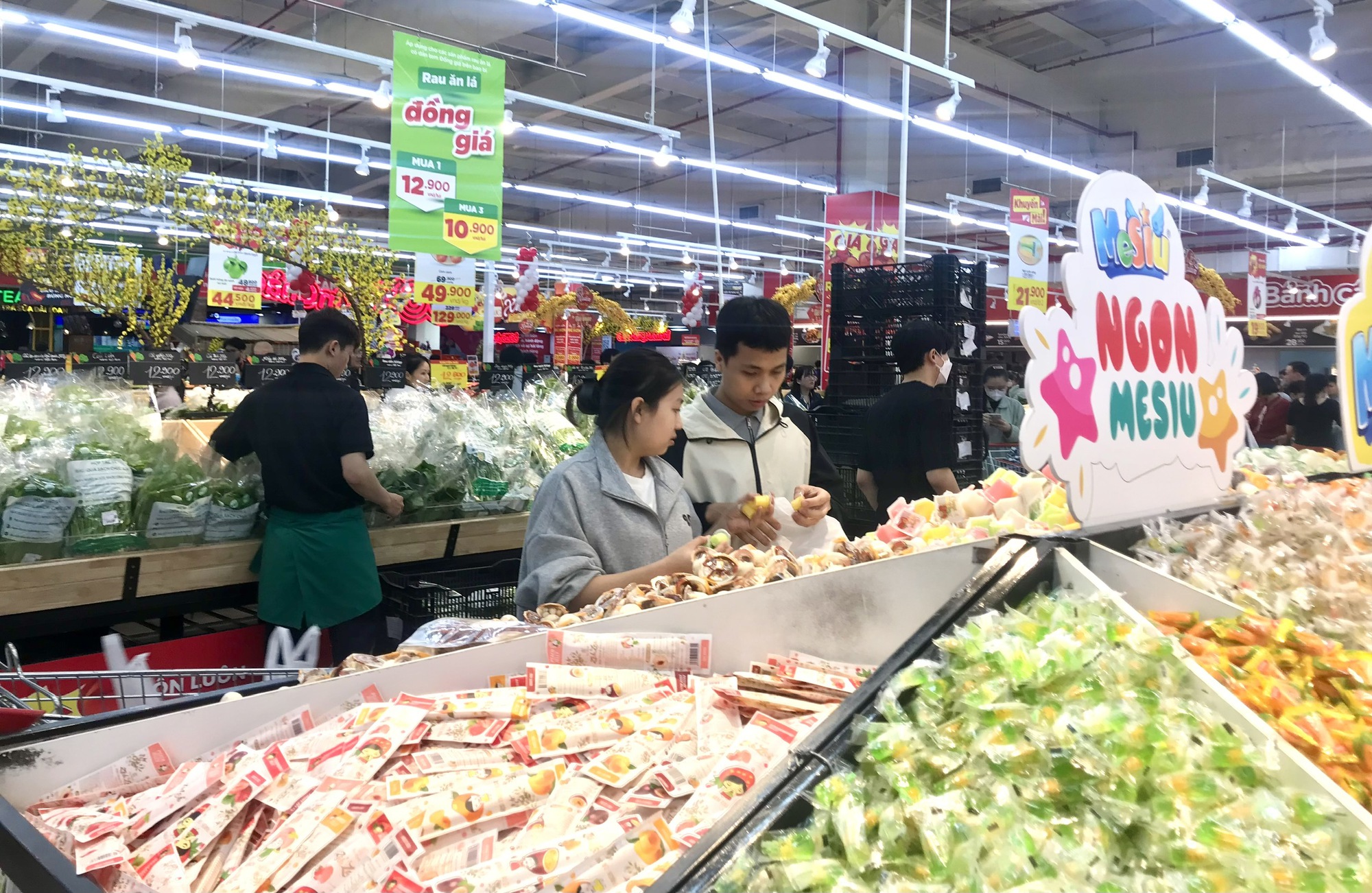 Dự trữ hàng Tết tăng mạnh, tránh khan hàng sốt giá