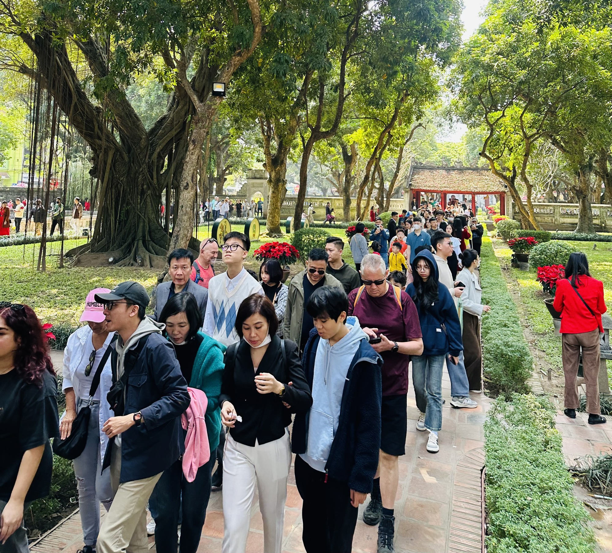 Image hình ảnh con người hình ảnh con người hình ảnh con người Thiếu tướng Đoàn Xuân Bộ - Văn Miếu-Quốc Tử Giám: Nơi tìm về đạo học đầu xuân